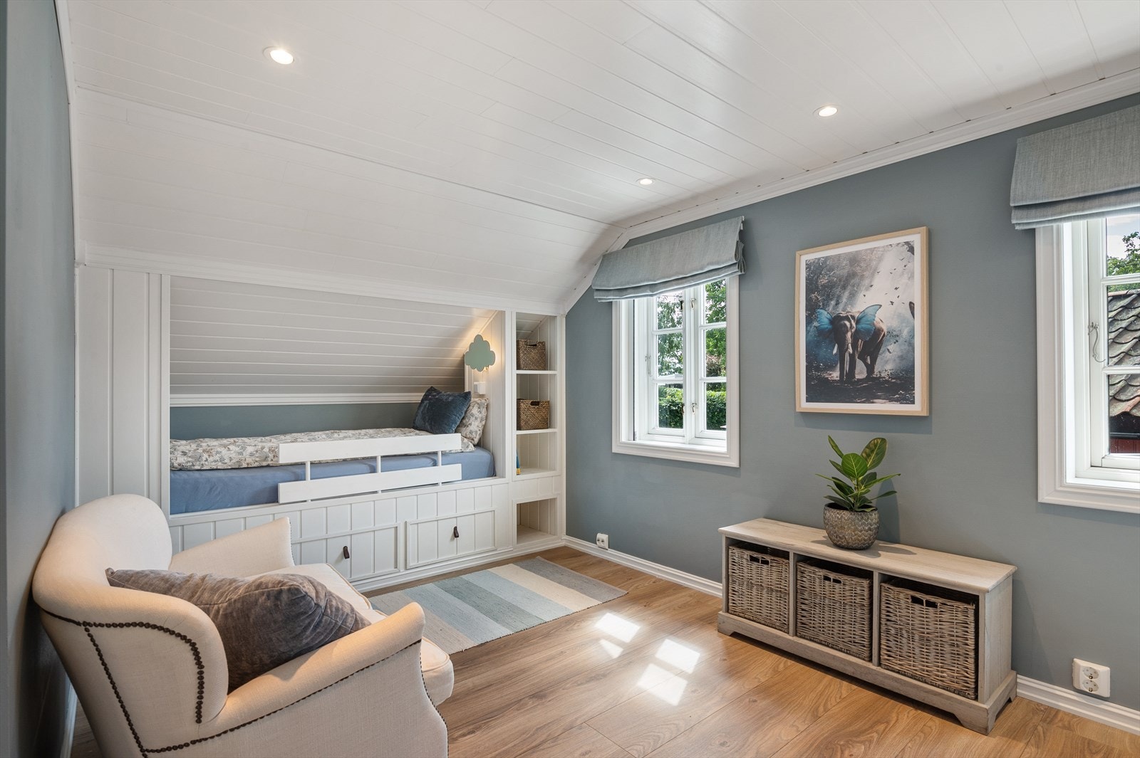 Her har sengene oppbevaringsskuffer og hyller, og det er ytterligere plass til garderobemøbel eller lekeområde. Galleribilde