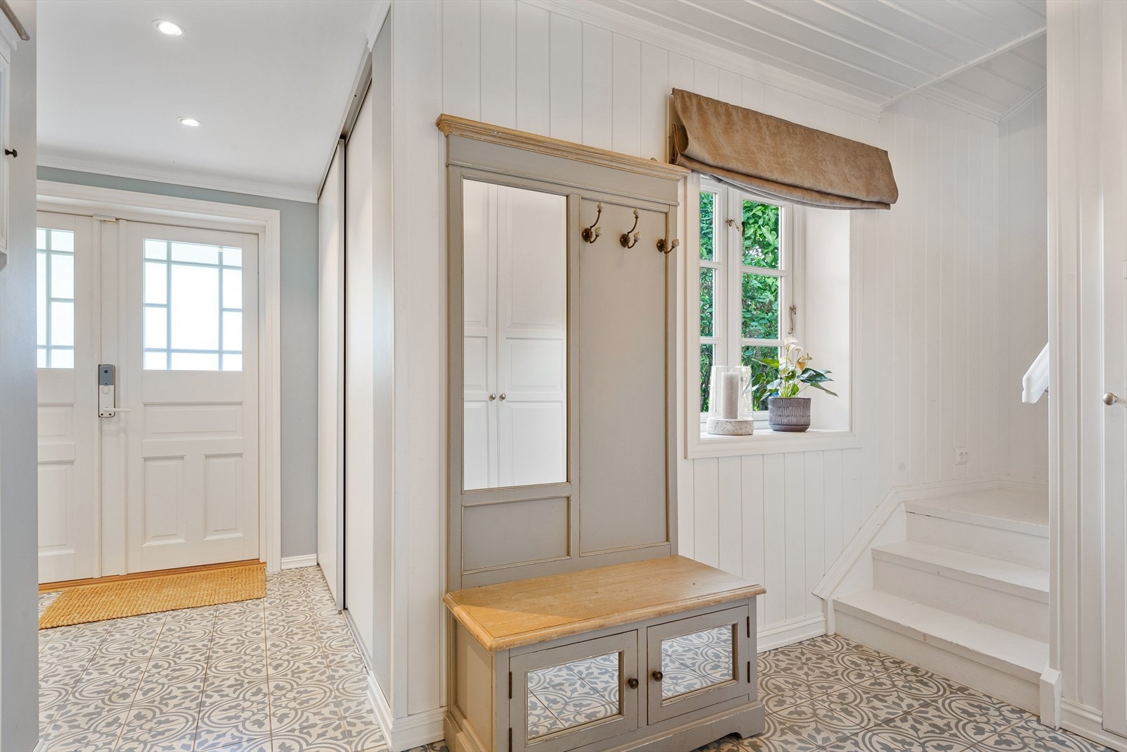 Fra gangen har man trapp opp til andre etasje med tre soverom og baderom. Galleribilde