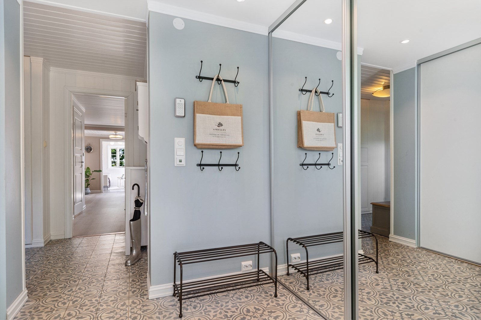 Fra gangen er det trapp opp til boligens 2.etasje og videre ankomst til en av stuene. Galleribilde