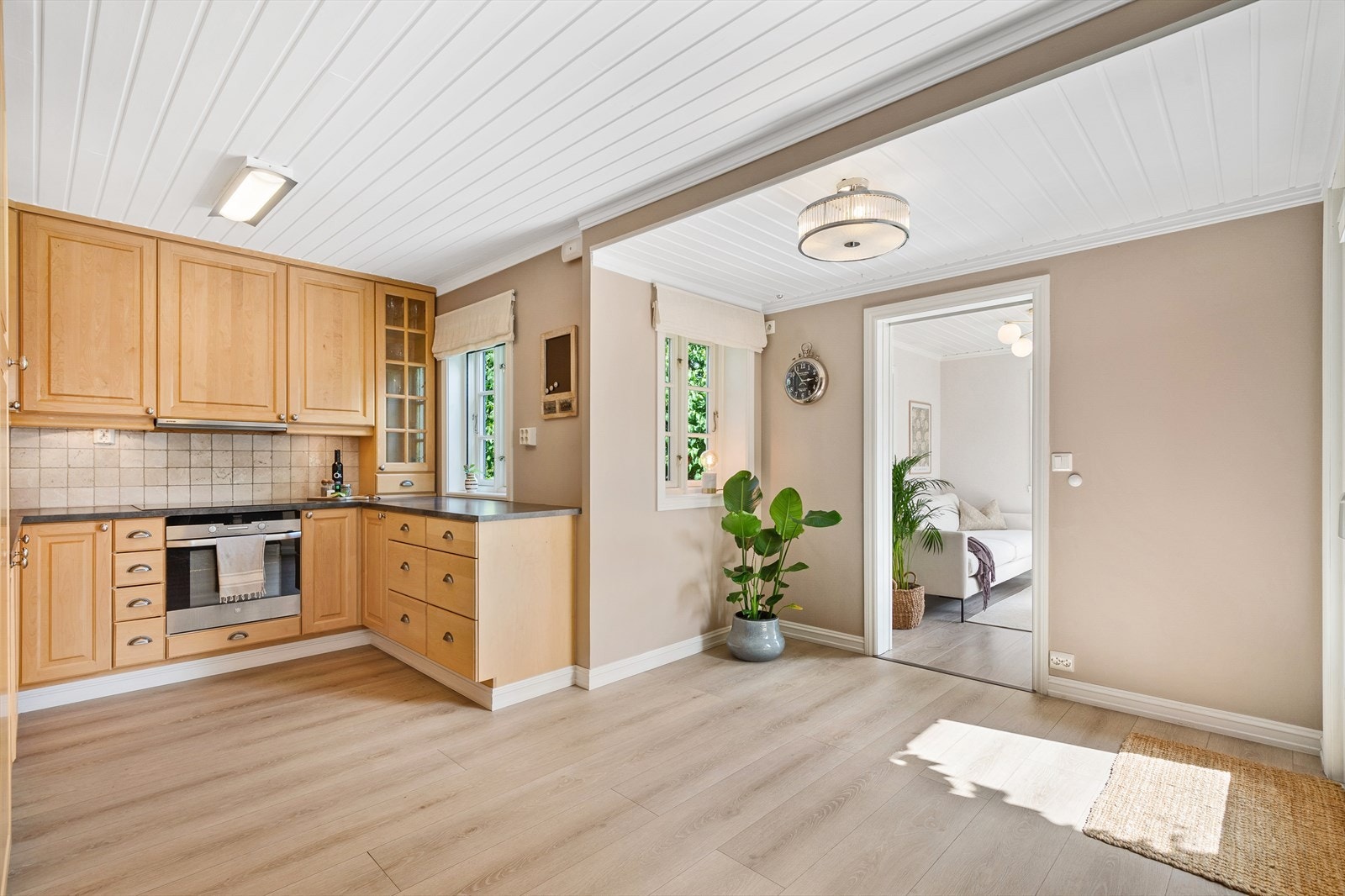 Innredningen har profilerte fronter i trefarge, benkeplate i laminat og integrerte hvitevarer som kjøl-/fryseskap, stekeovn, platetopp, mikro og oppvaskmaskin. Galleribilde