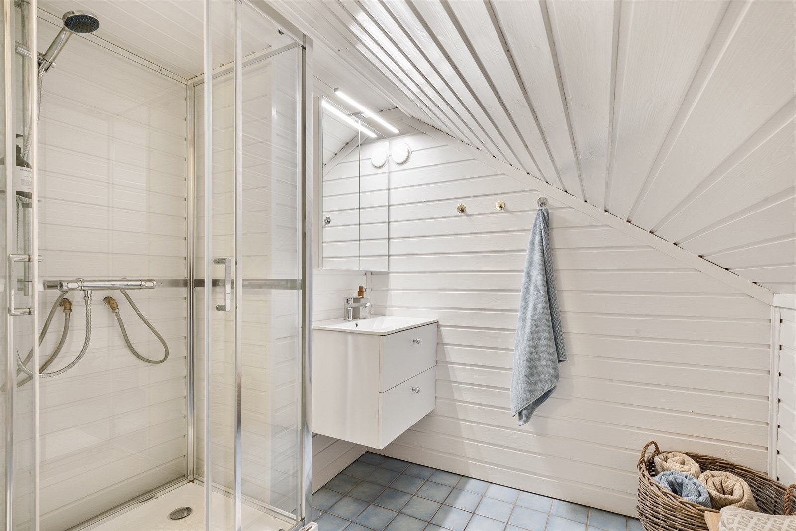 Badet i 2. etasje er antatt noe eldre, med nyere baderomsmøbler inkl. dusjkabinett og toalett fra 2024. Galleribilde