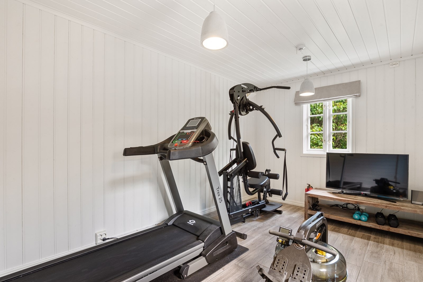 Bod i bakkant av garasje er omgjort til trimrom med varmekabler og fliser på gulv. Rommet er ikke søkt godkjent til varig opphold. Galleribilde