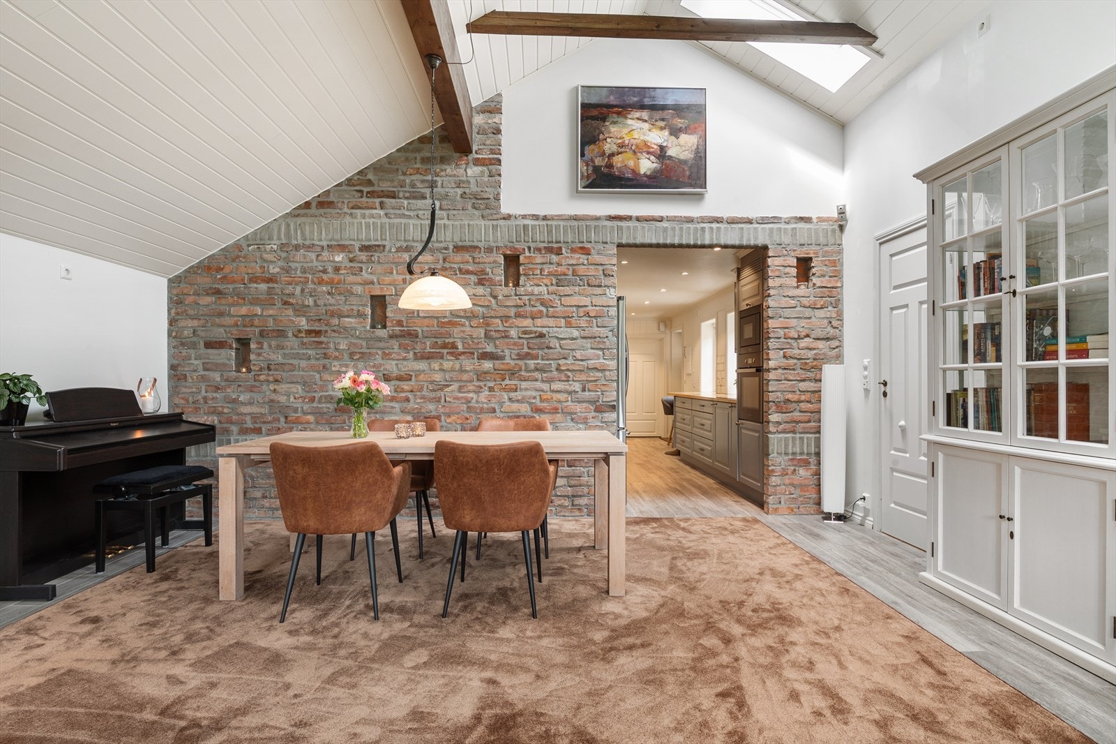 Annekset er i nyere tid utvidet med rett under 30 kvm og renovert inkludert nytt tak i stue, kjøkken og på bad, samt nytt vann-, avløp- og elektrisk anlegg. Galleribilde