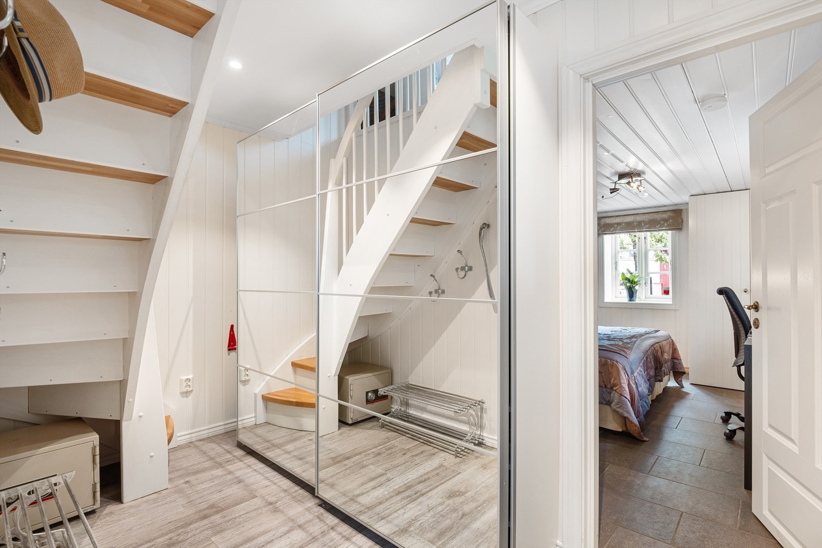 I gangen er det etablert ny trapp opp til loftsetasje, samt anlagt et gjestesoverom og rom for lagrings- og oppbevaringsplass. Takhøyden er lav i loftsetasjen og rommene vil ikke bli godkjent for varig opphold. Galleribilde