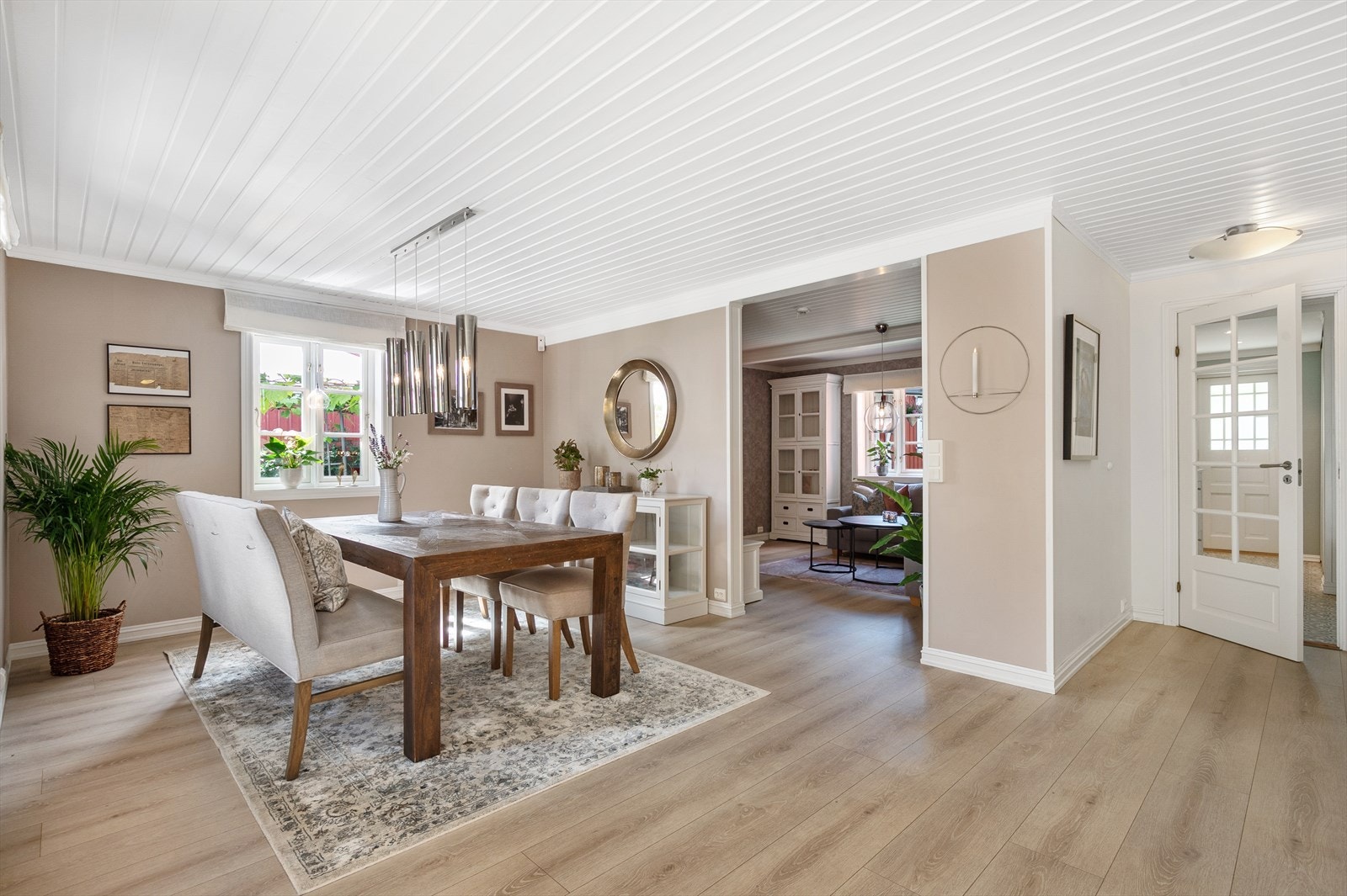 Boligen har flere stuer som naturlig kan deles inn i spisestue, TV- og lesestue og en egen sommerstue. Galleribilde