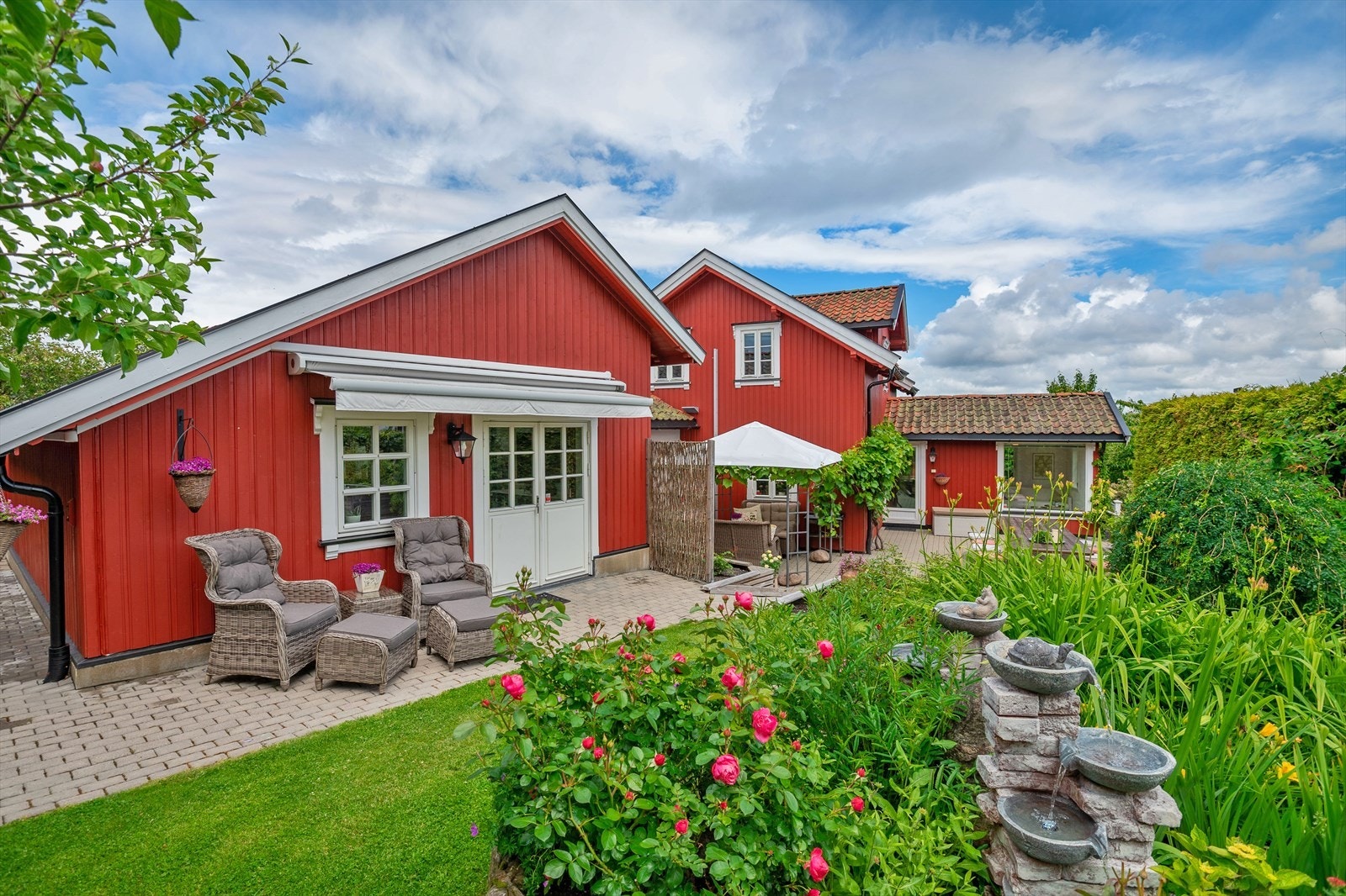 Det er satt opp 11 nye utelamper i gammel stil samt én lyktestolpe. Galleribilde