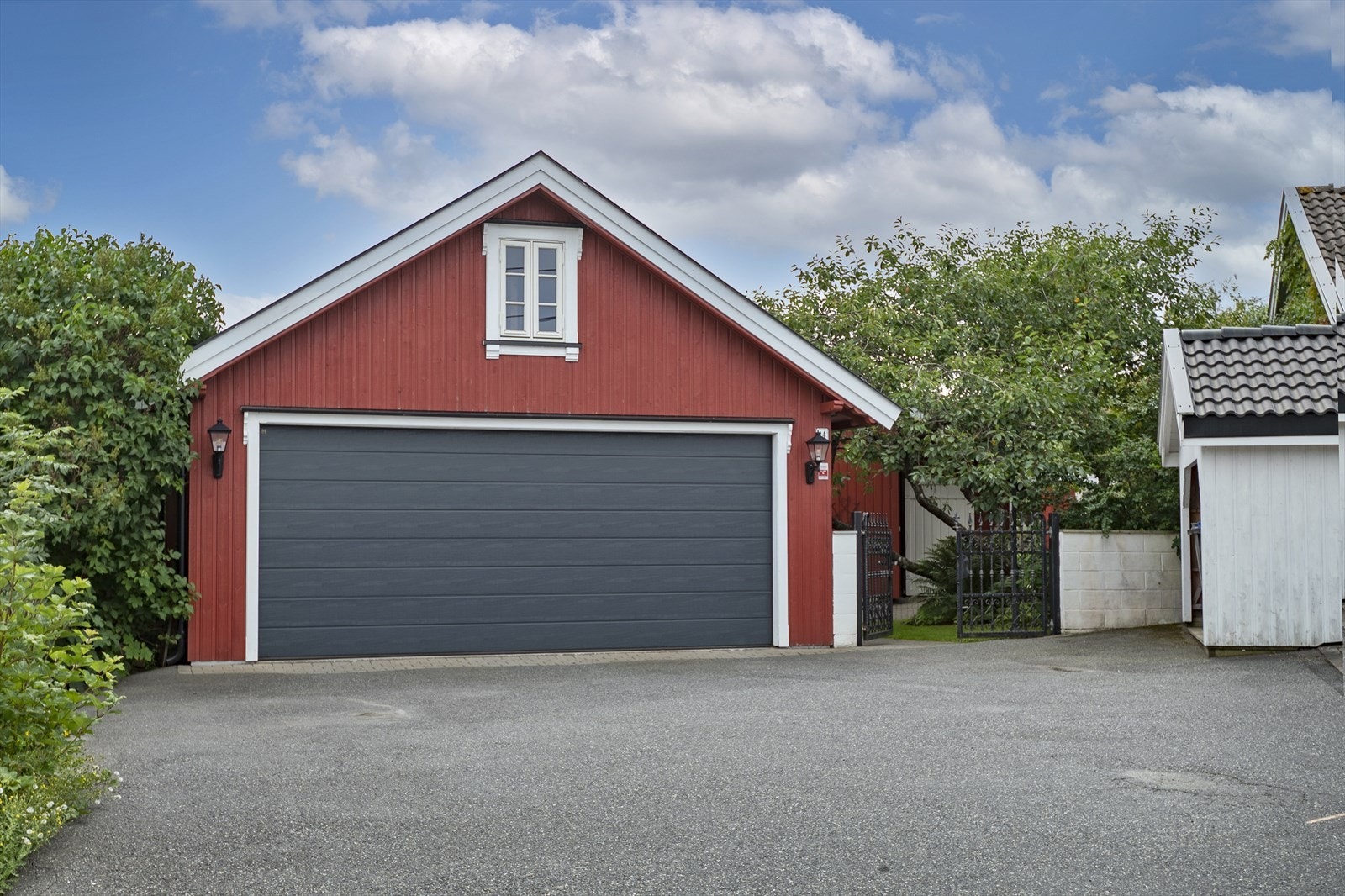 Dobbelgarasjen har elektrisk port og enkel adkomst fra veien. Det er installert elbillader og i bakkant av garasjen er det et oppgradert treningsrom med varmekabler og fliser. Galleribilde