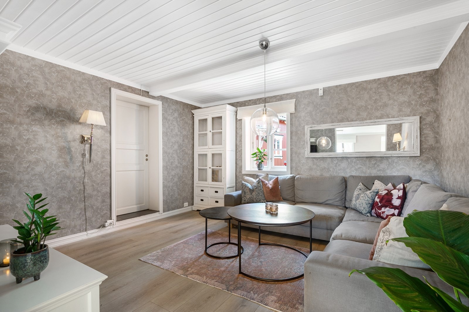 Fra denne stuen har man dør inn til vaskerommet som henger hovedhuset og annekset sammen. Galleribilde