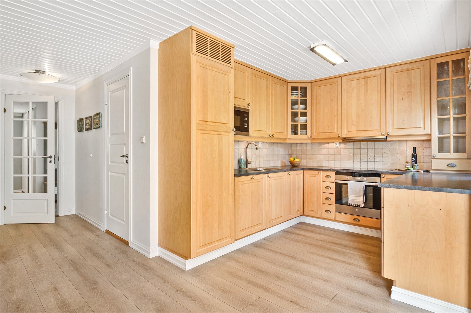 Døra ved siden av kjøkkenet er inn til baderommet. Galleribilde