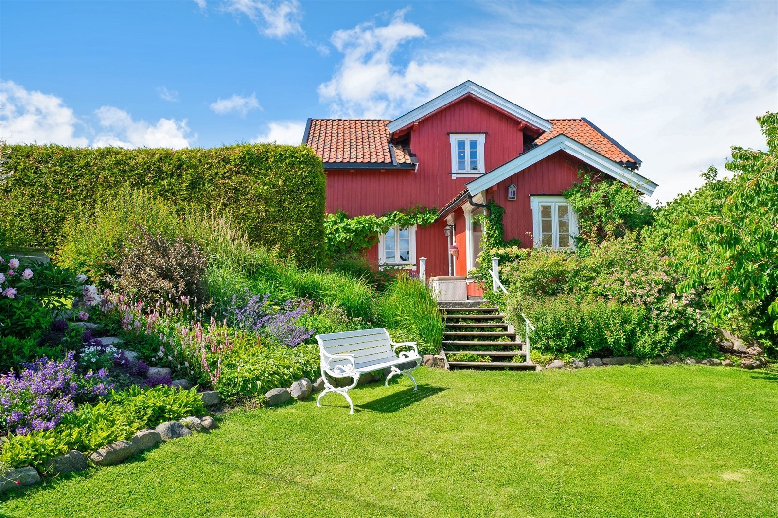 Tomten er pent opparbeidet og har flere soner. Galleribilde