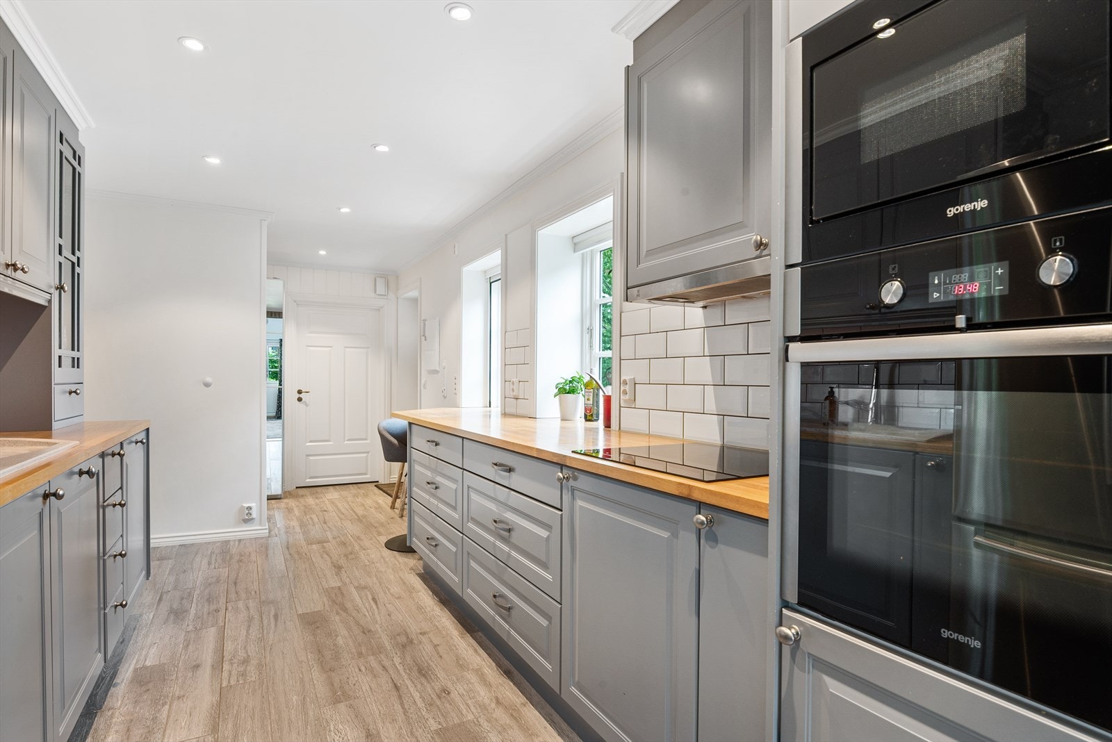 Over- og underskap gir godt med lagringsplass og det er integrerte hvitevarer som stekeovn, platetopp, mikro og oppvaskmaskin, samt et frittstående kjøl/fryseskap. Galleribilde