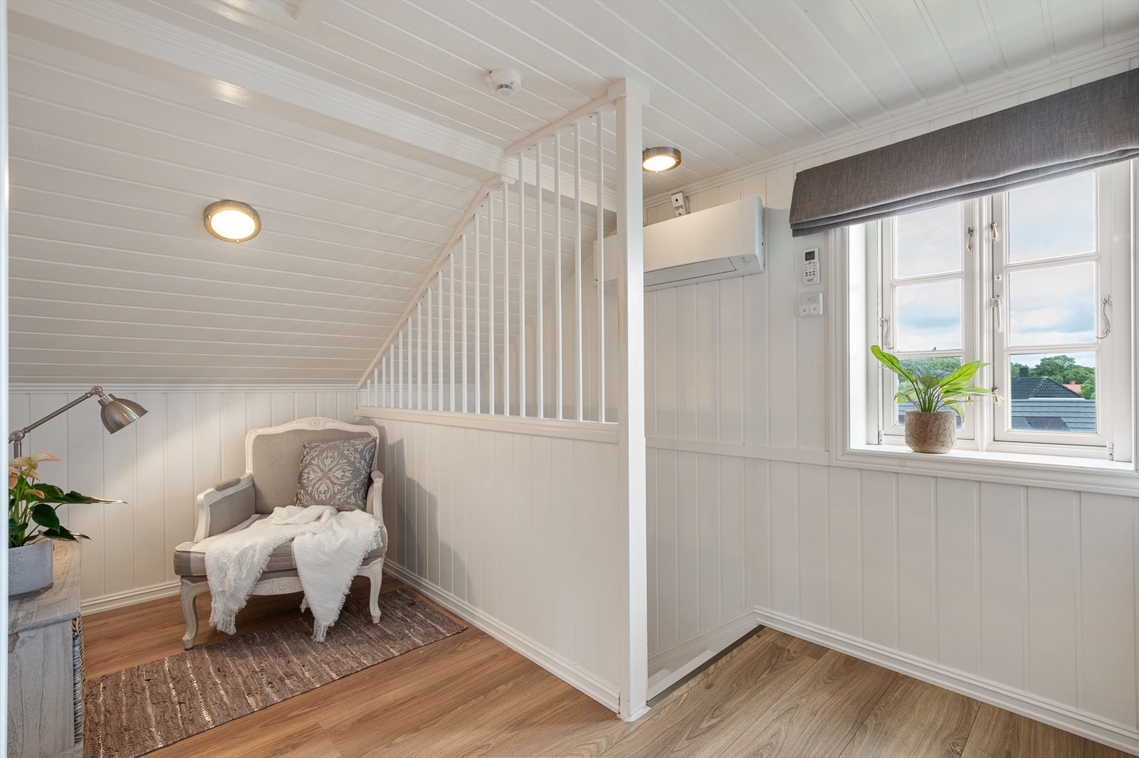 Det er montert varmepumpe i trapperommet i 2.etasje. Galleribilde