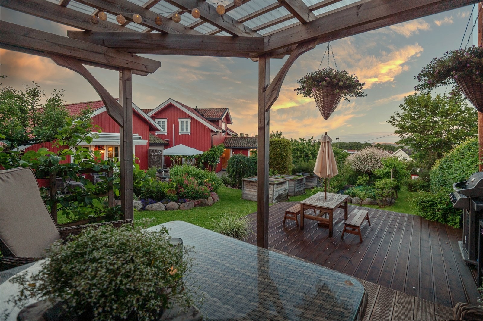 Fra pergola er det flott utsyn mot hagen. Her kan solen nytes hele dagen. Galleribilde