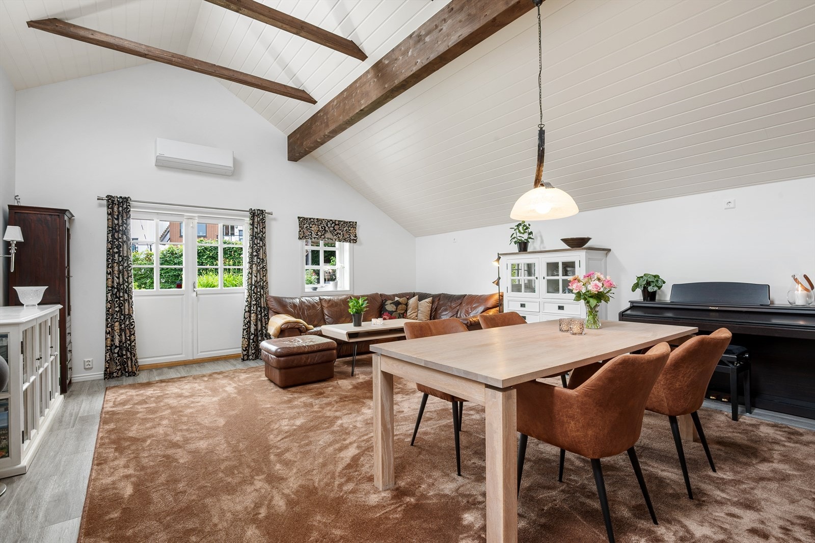 Stuen har full høyde til takmønet og det er satt inn to takvinduer som gir godt med naturlig lys og en meget luftig og god romfølelse. Galleribilde