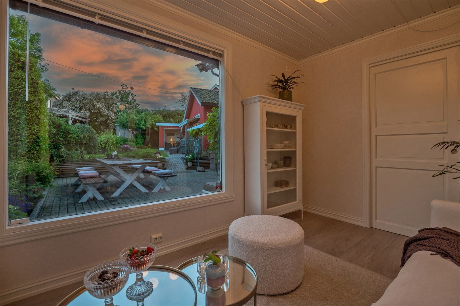 Fra spisestuen er det utgang til steinlagt uteareal med mulighet for flere møbleringssoner og rom for både spiseplass og loungeområde. Galleribilde