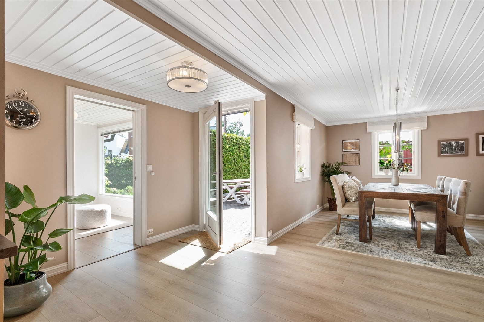 Spisestuen er plassert i tilknytning til kjøkkenet og innbyr til lange måltider eller spillkvelder rundt spisebordet, med flott utsyn mot hagen. Galleribilde