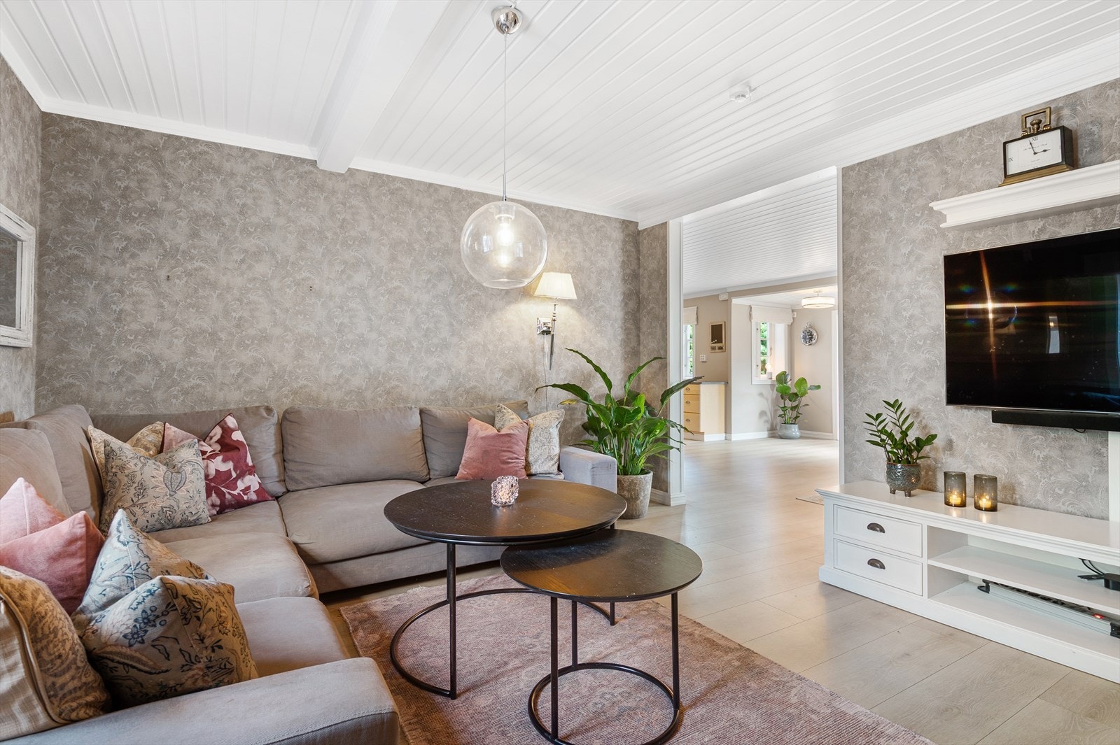 Dagens TV-stue har god plass for sofahjørne og TV-løsning, og fungerer utmerket dersom man ønsker å trekke seg litt tilbake. Galleribilde