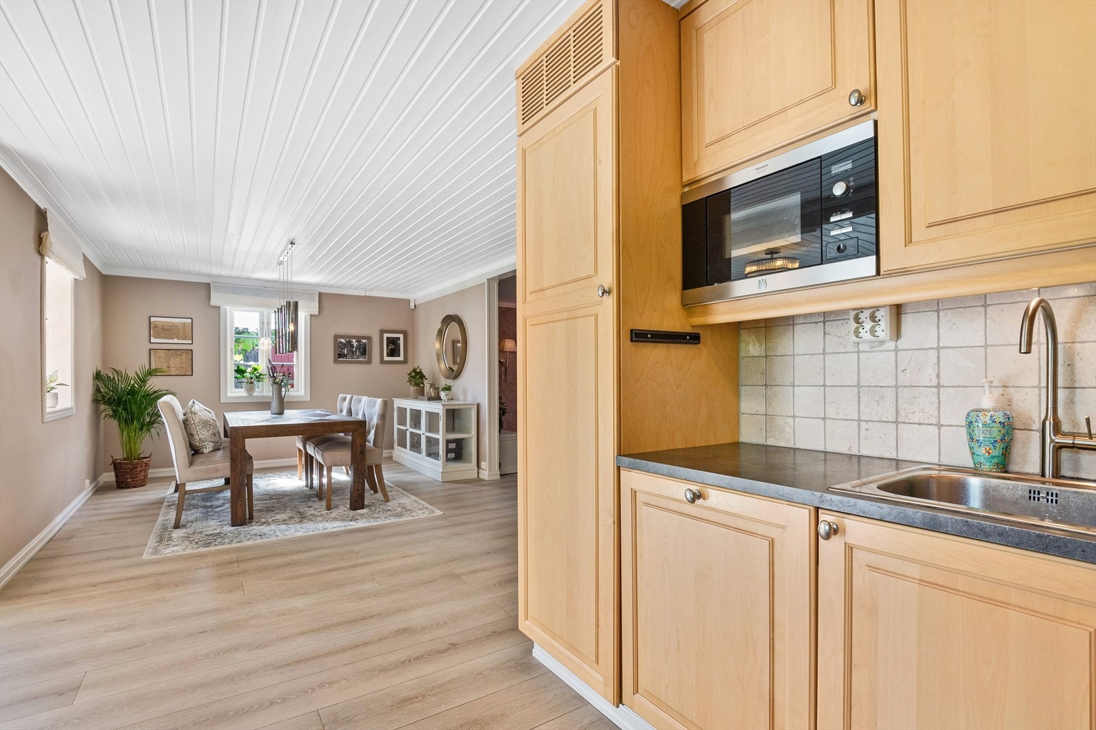 Det er vannbåren varme i gulvene i første etasje, med unntak av sommerstuen. Galleribilde