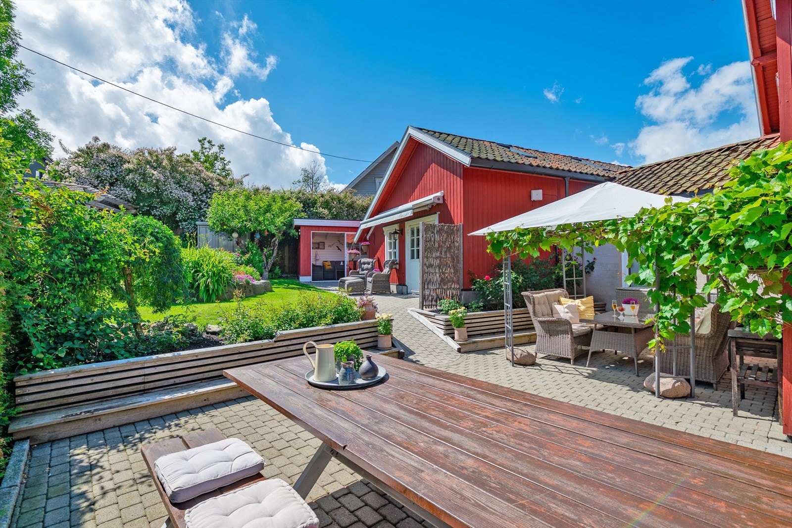 En sjarmerende eiendom med generasjonsbolig/utleiedel i anneks og nydelige uteområder. Galleribilde