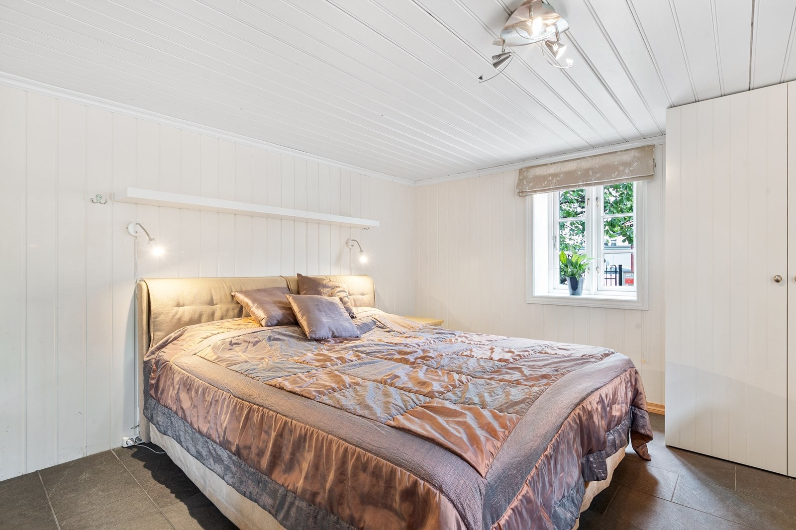 Soverommet har fin størrelse og god plass for dobbeltseng med tilhørende møblement. Det medfølger garderobeskap. Galleribilde