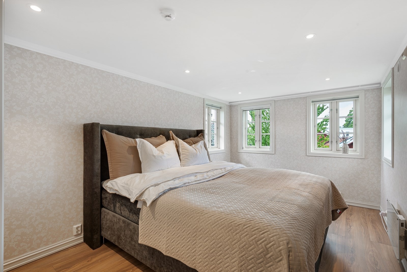 Dagens hovedsoverom er utvidet ved å kle inn tidligere veranda og det er satt inn fire nye vinduer. Rommet har god plass for dobbeltseng, og har tapet på vegger og laminatgulv. Galleribilde