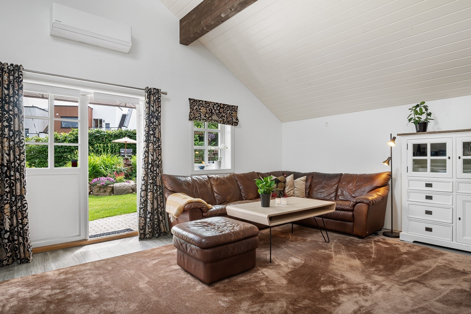 1.etasje har flislagt gulv med varmekabler i fire varmesoner og det er satt inn varmepumpe i stuen. Galleribilde