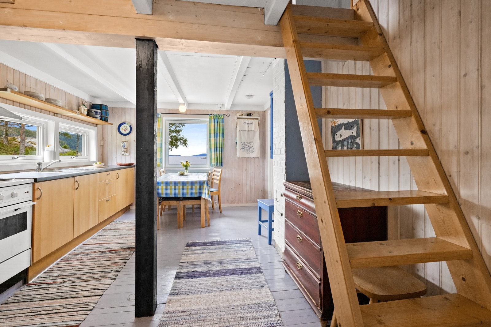 Trapp leder opp til loftet med hyttas 3 soverom Galleribilde