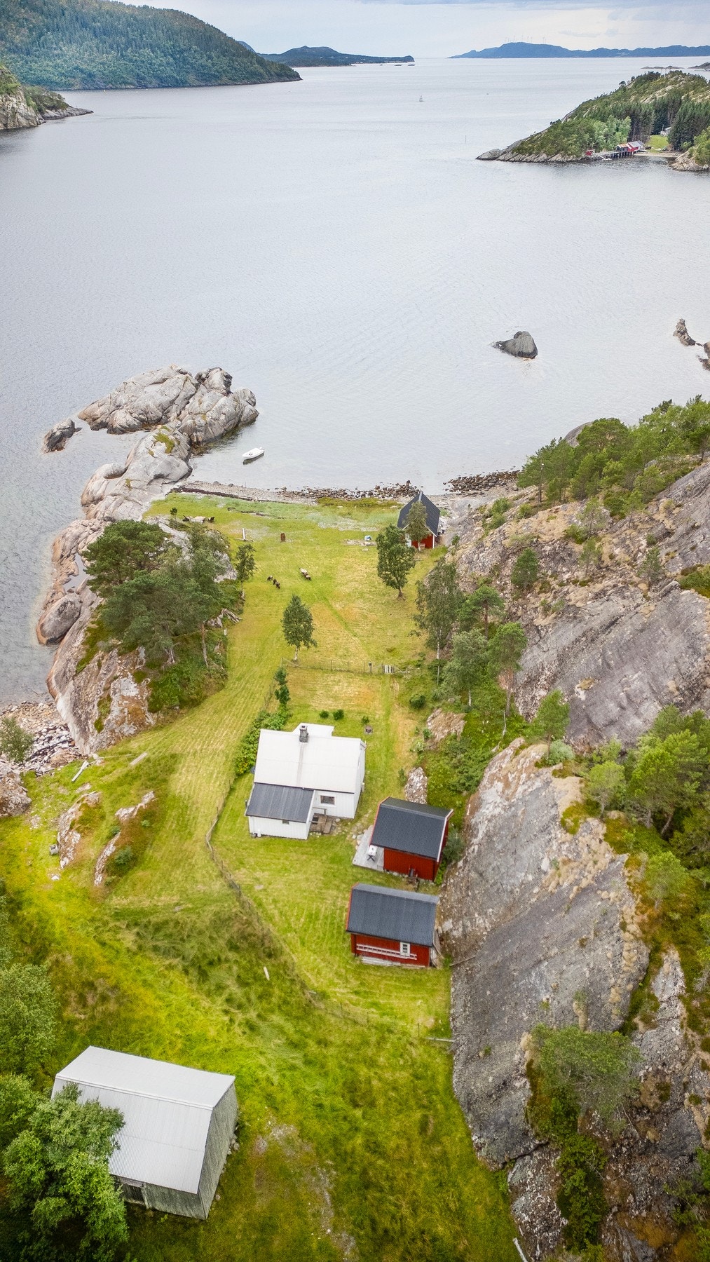 Sjarmerende fritidsbolig beliggende i naturskjønne omgivelser på Salsbruket Galleribilde