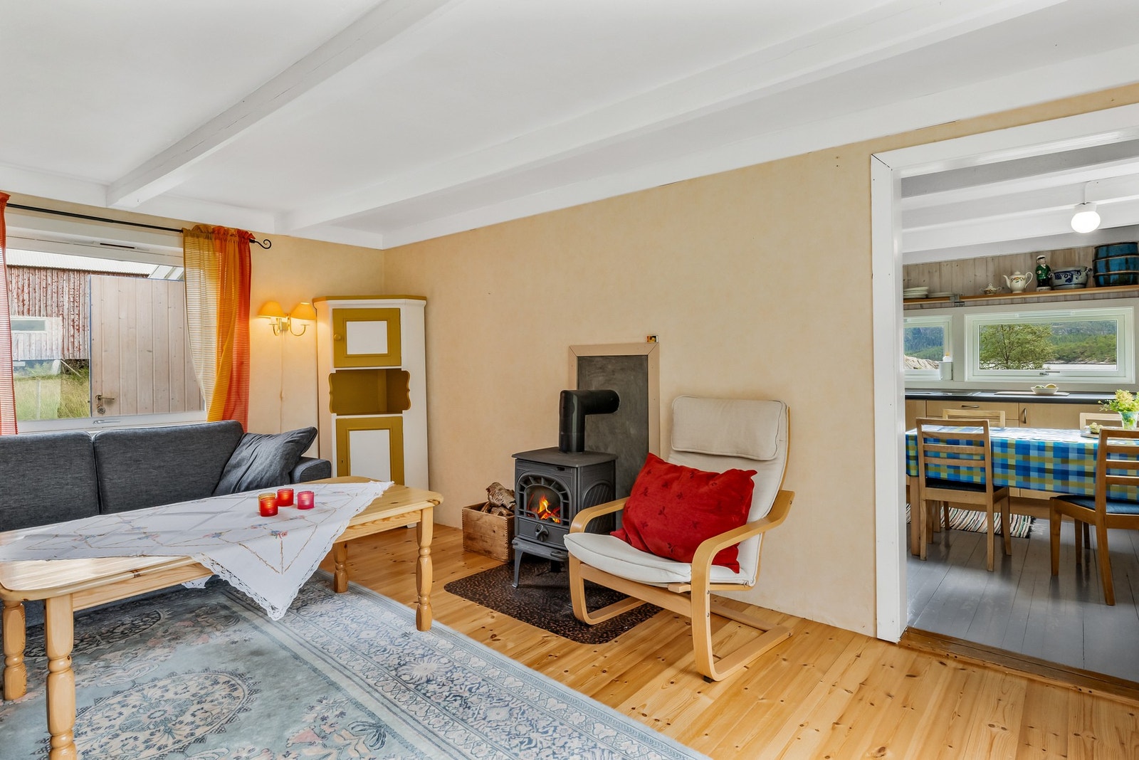 Hovedplanet består av stue, kjøkken, bod og entrè Galleribilde