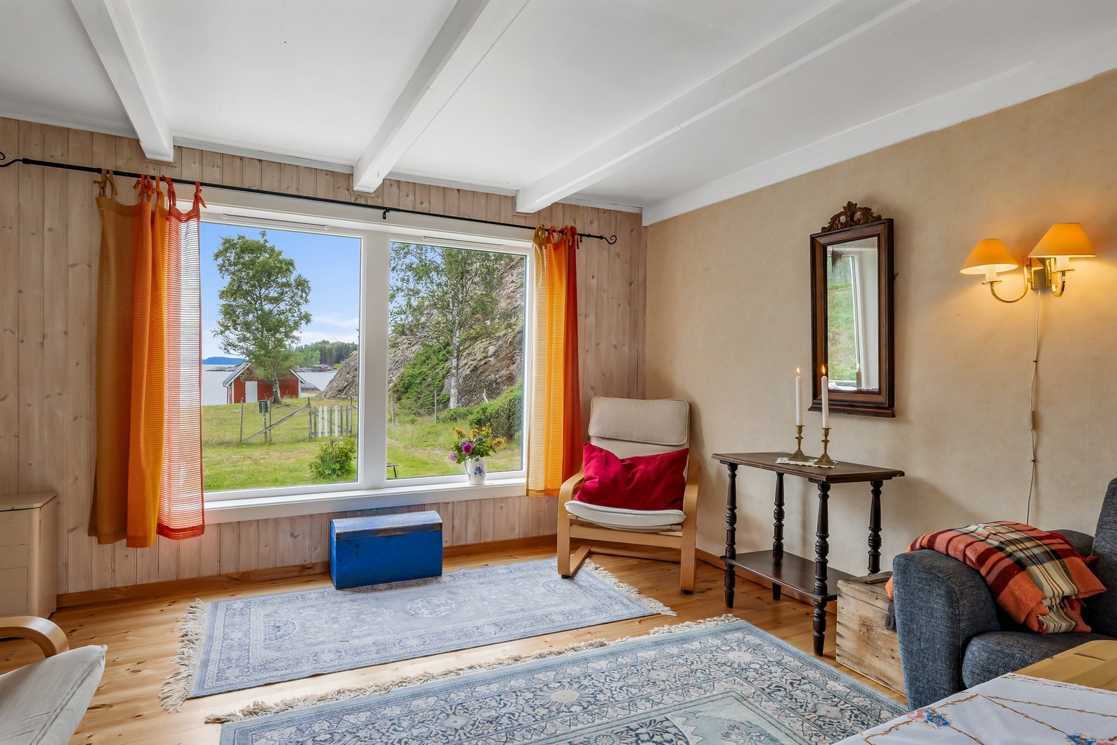 Deilig lysinnslip fra romslig vindusflate Galleribilde