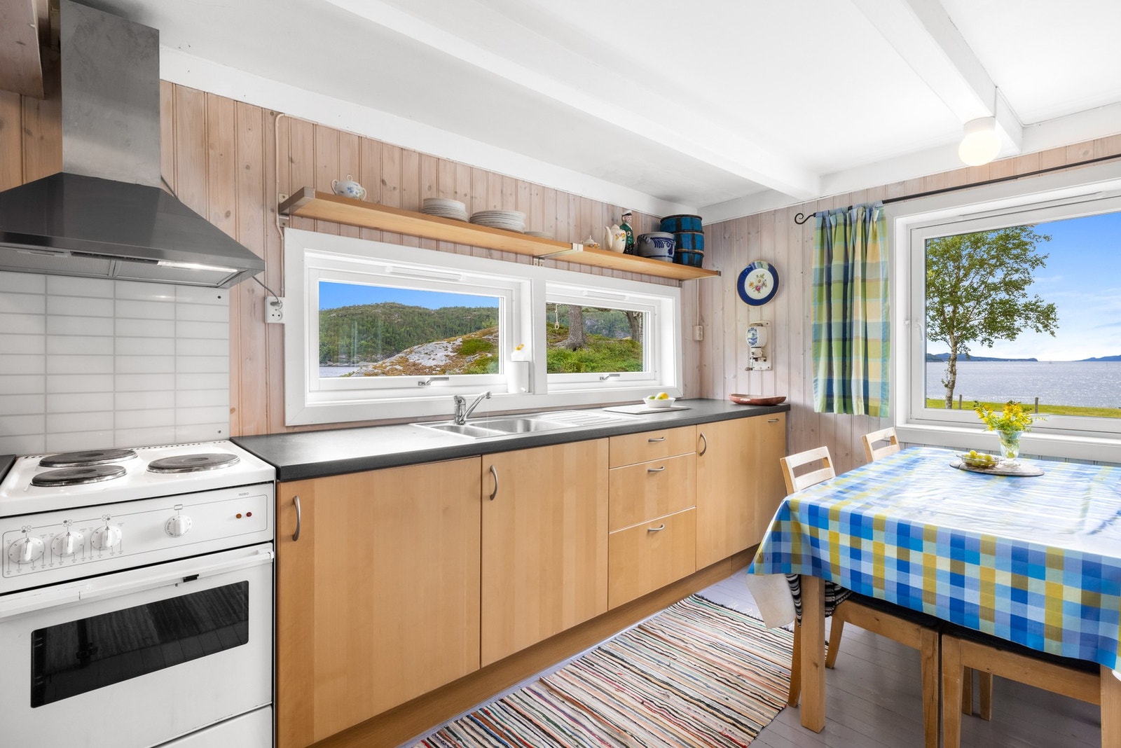 Praktisk og hjemmekoselig kjøkken Galleribilde