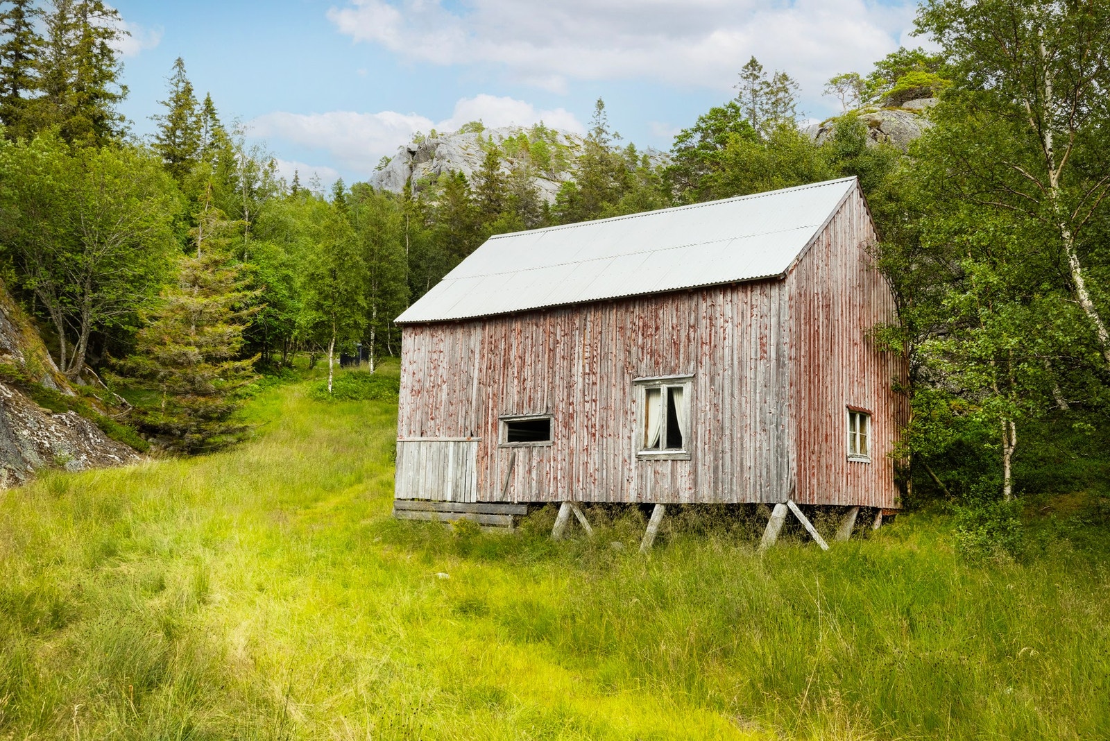 Eldre låve med betydelig renoveringsbehov Galleribilde