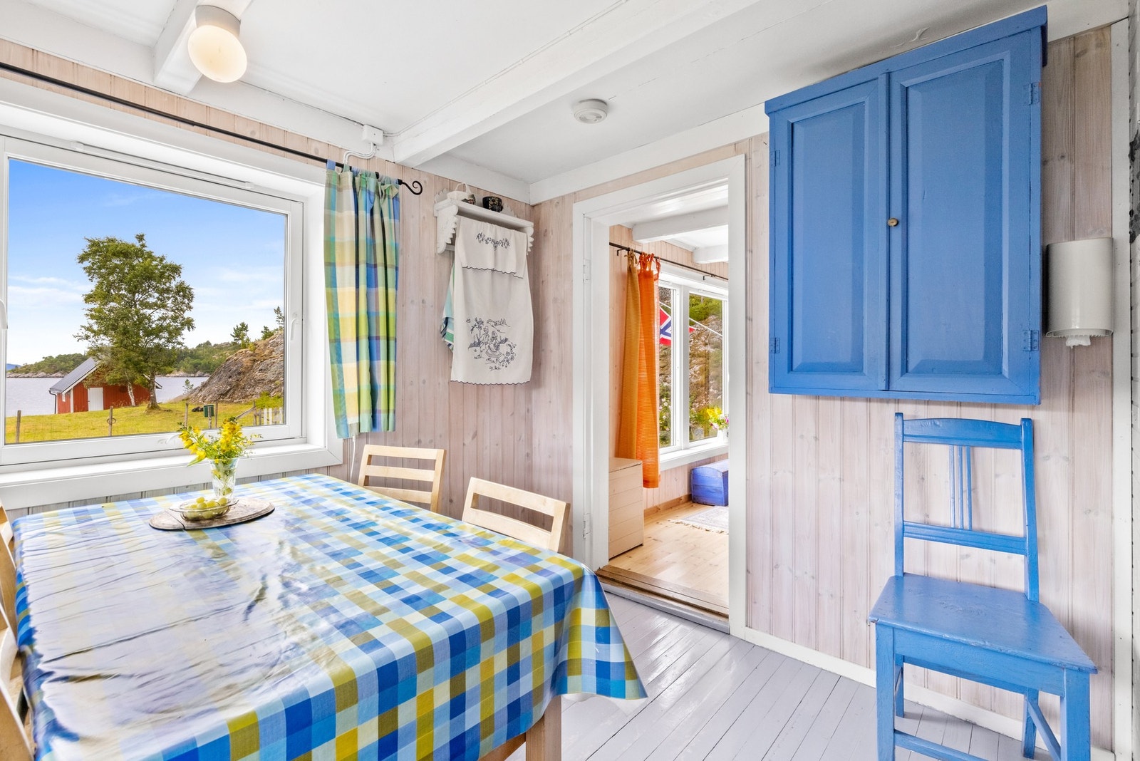 Koselig kjøkkenkrok med utsikt Galleribilde