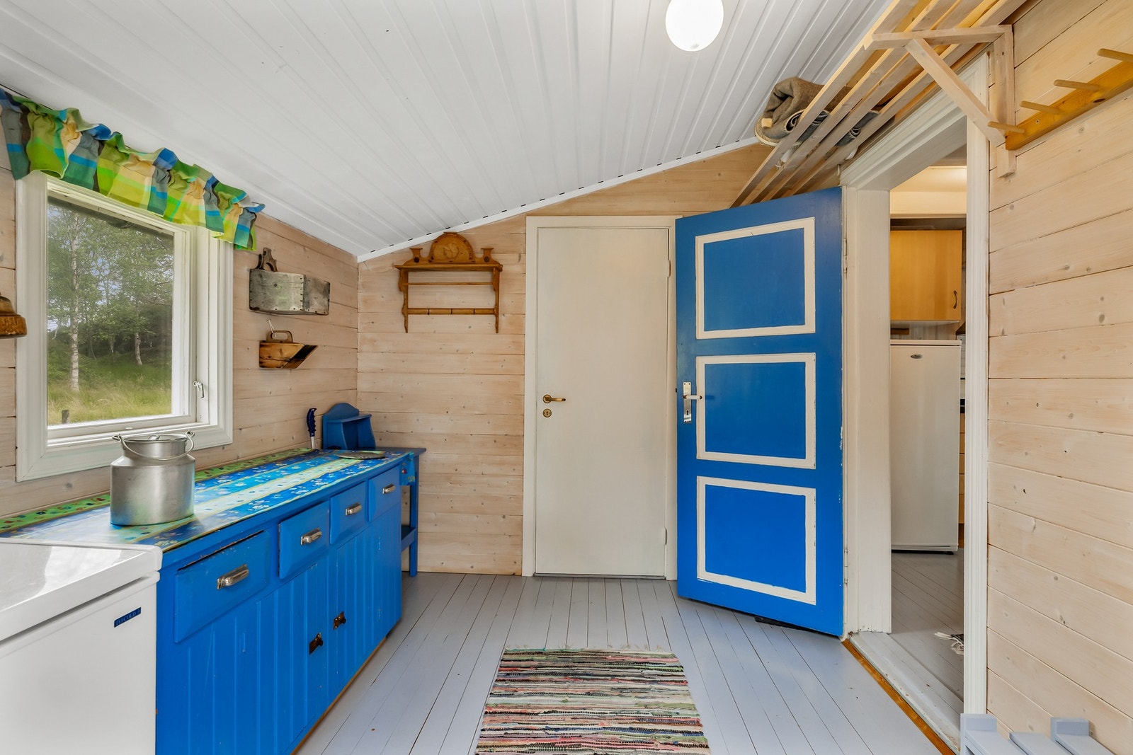 Romslig entrè, bod i front og kjøkken til høyre Galleribilde