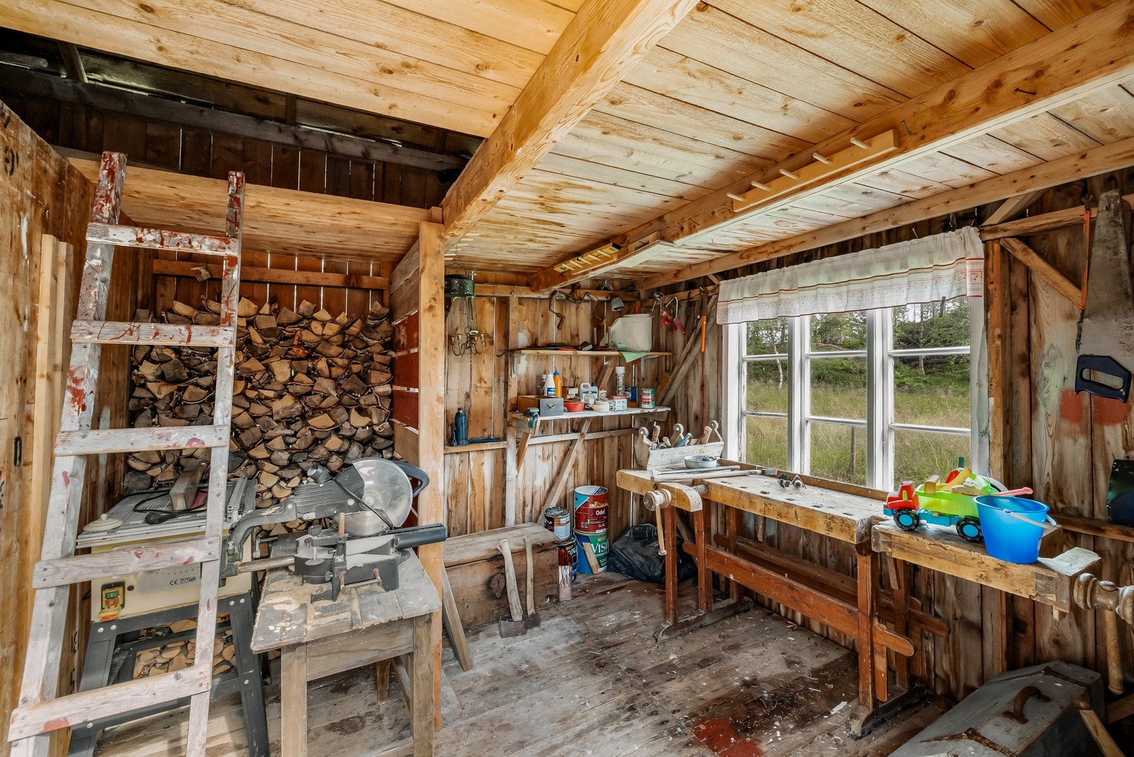 Vedbod/arbeidsrom Galleribilde