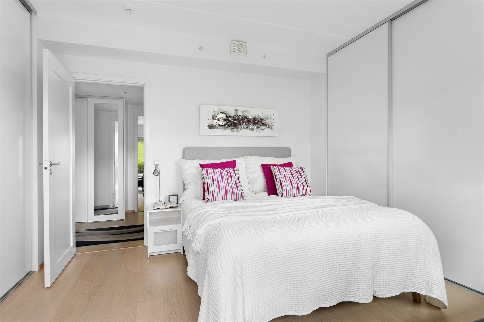 Leiligheten har et stort soverom med god plass til dobbeltseng. Tilknyttet soverommet er det også veldig mye lagringsmuligheter. Galleribilde