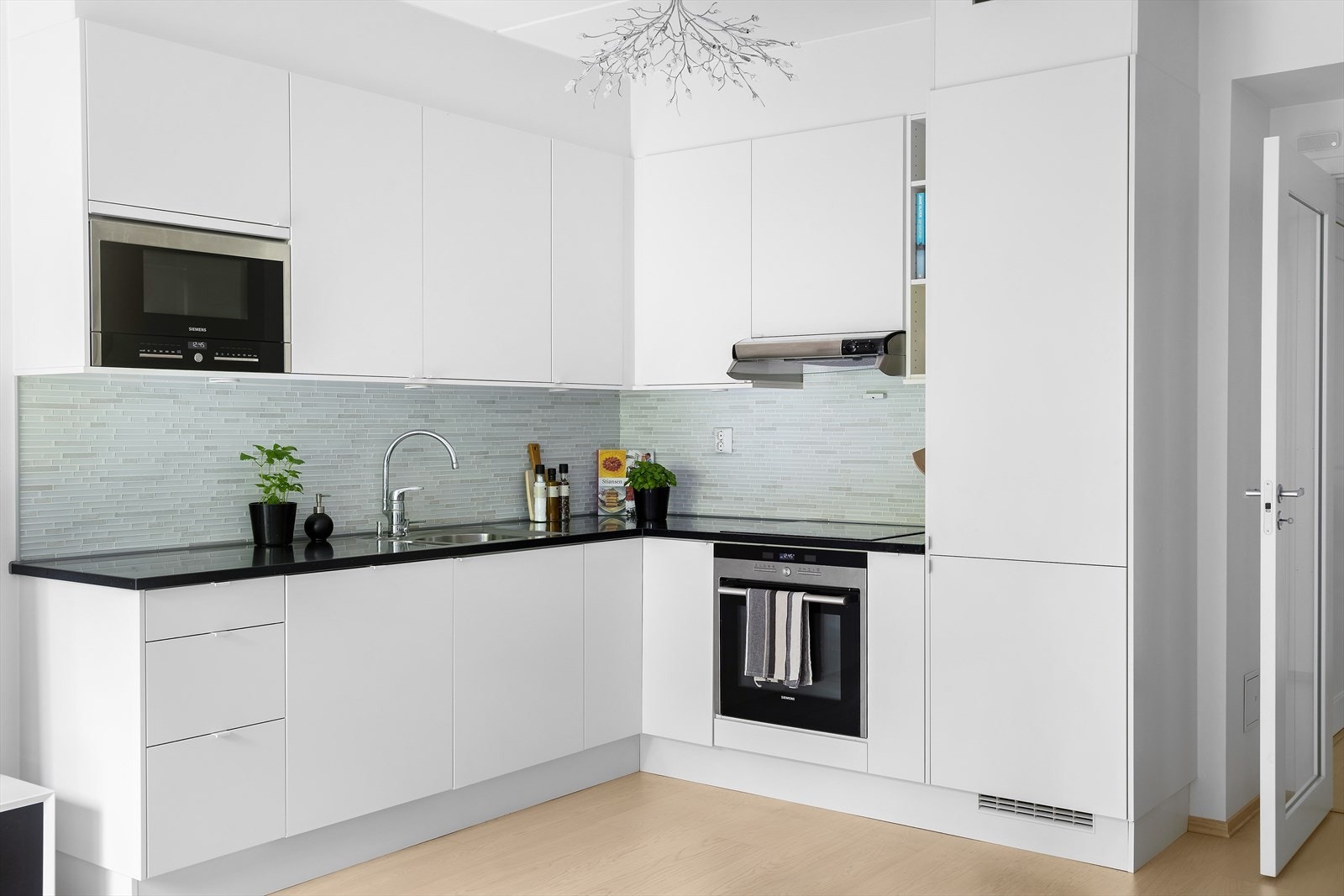 Her har du godt med skap og benkeplass. Galleribilde