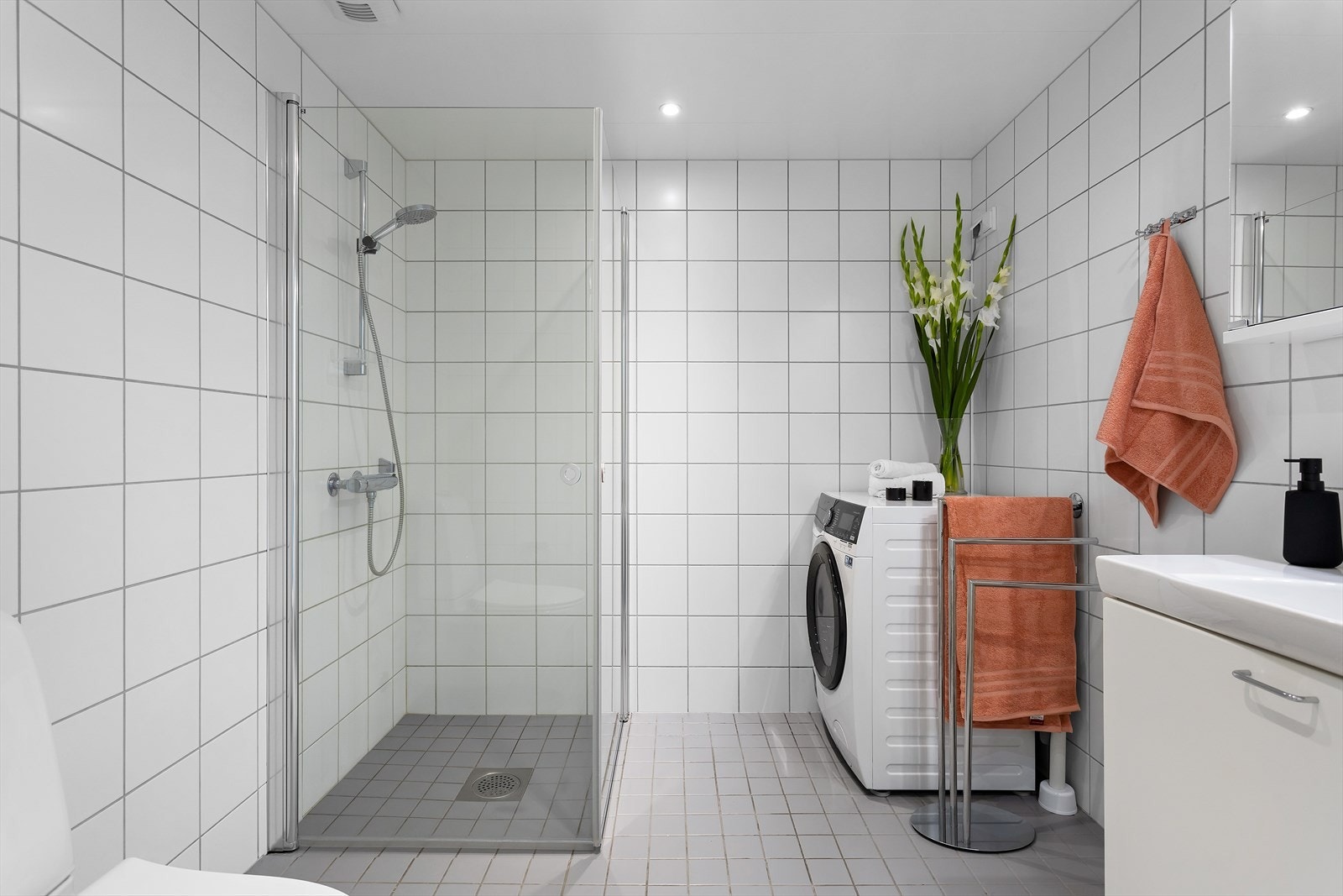 Lekkert flislagt bad med opplegg for vaskemaskin. Galleribilde