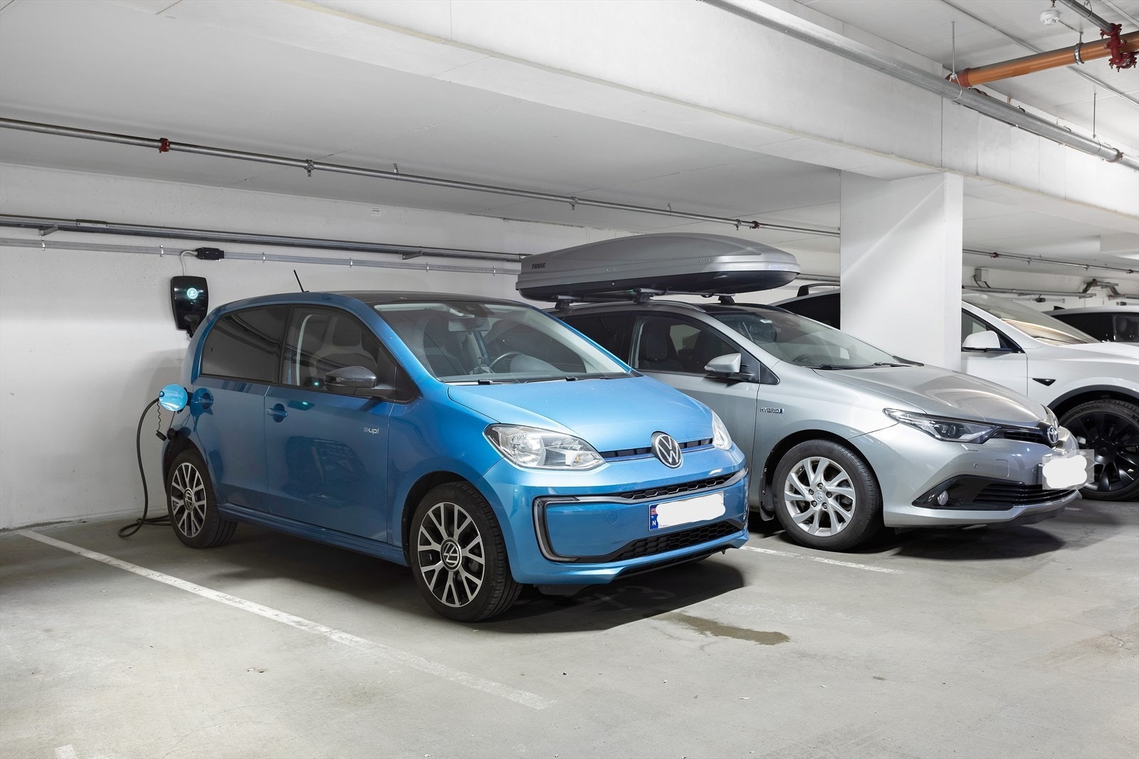 Leiligheten har p-plass i felles garasjeanlegg - Det er montert elbillader på plassen. Galleribilde