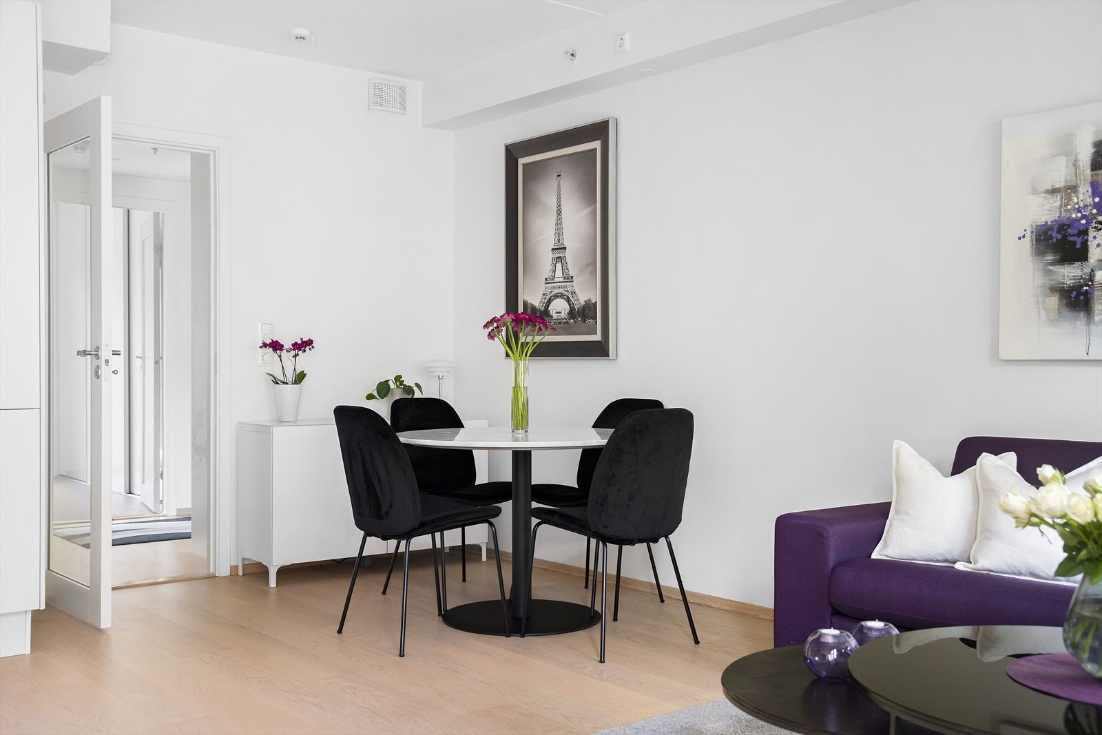 Hyggelig spisebordplass i stuen. Galleribilde