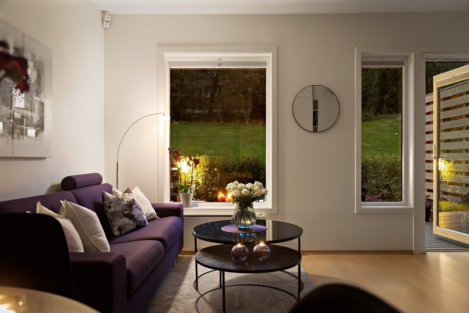 Fra stuen tar du deg direkte ut til en solrik markterrasse med hage. Galleribilde