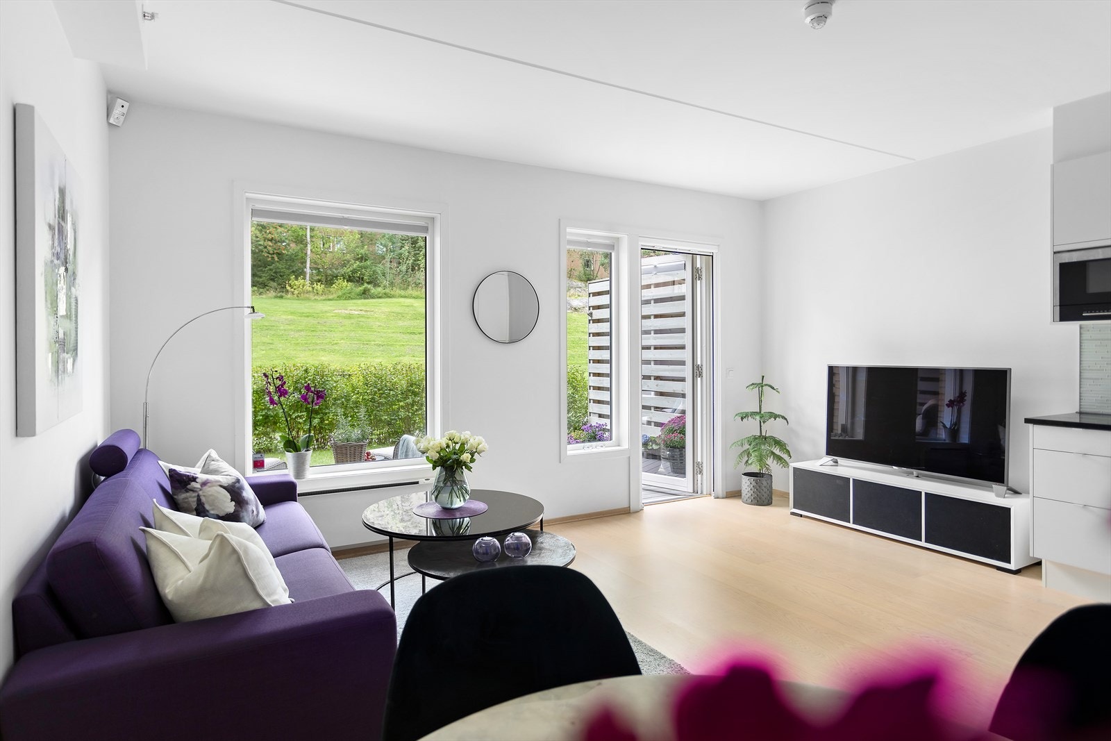 Store vindusflater gir rikelig med naturlig lys inn. Galleribilde