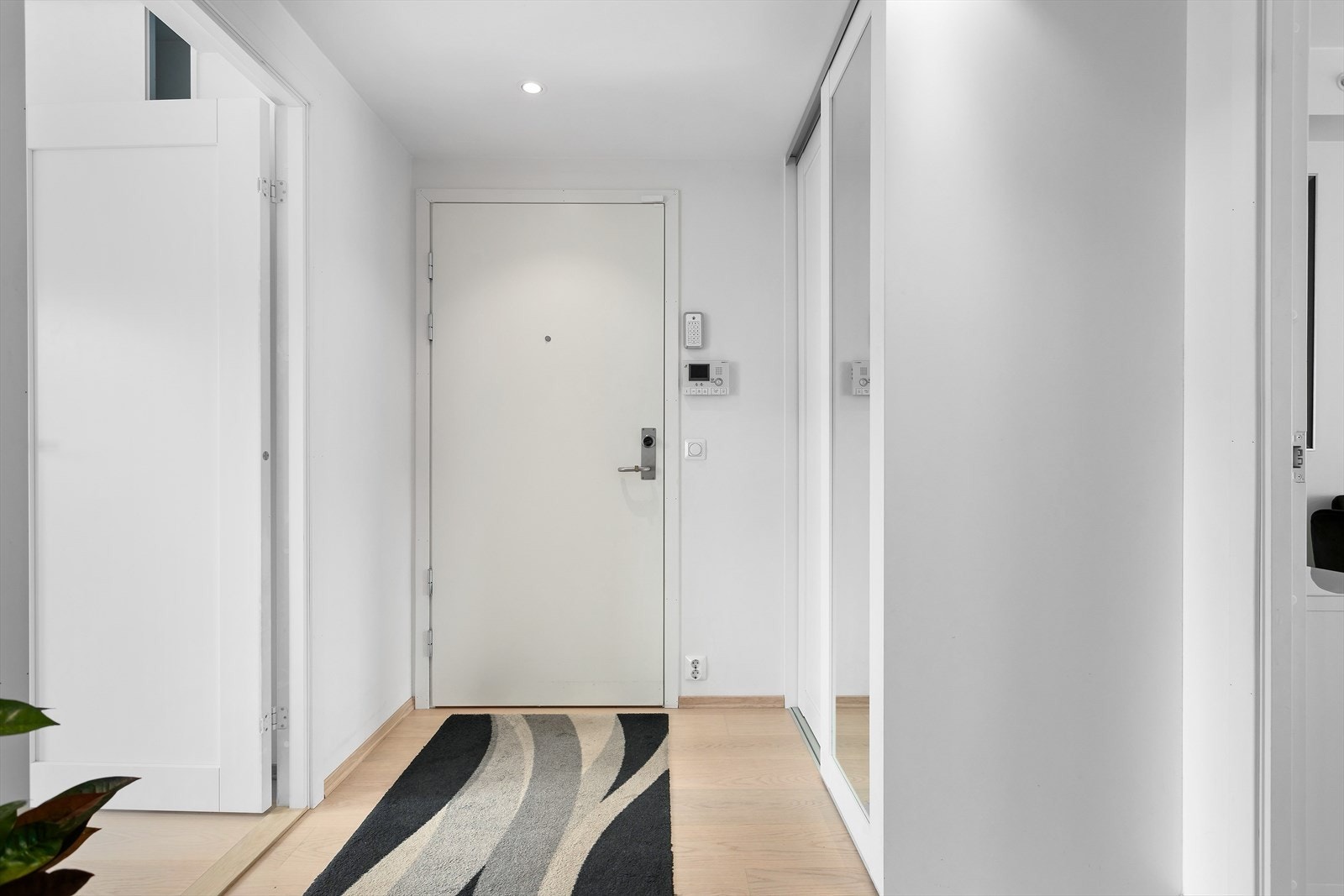 Hyggelig entrè med stor skyvedørsgarderobe for oppbevaring. Galleribilde