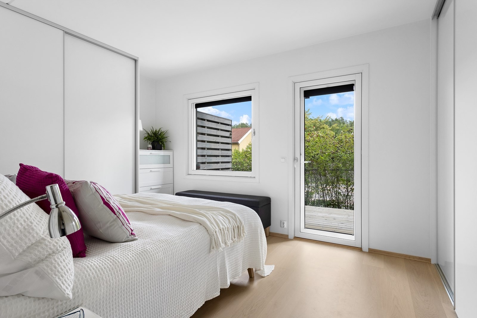 Bod med belysning på den ene siden og stor skyvedørsgarderobe på den andre. Meget godt med lagringsplass. Galleribilde