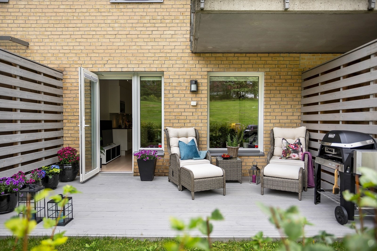 Flott vestvendt markterrasse. Galleribilde