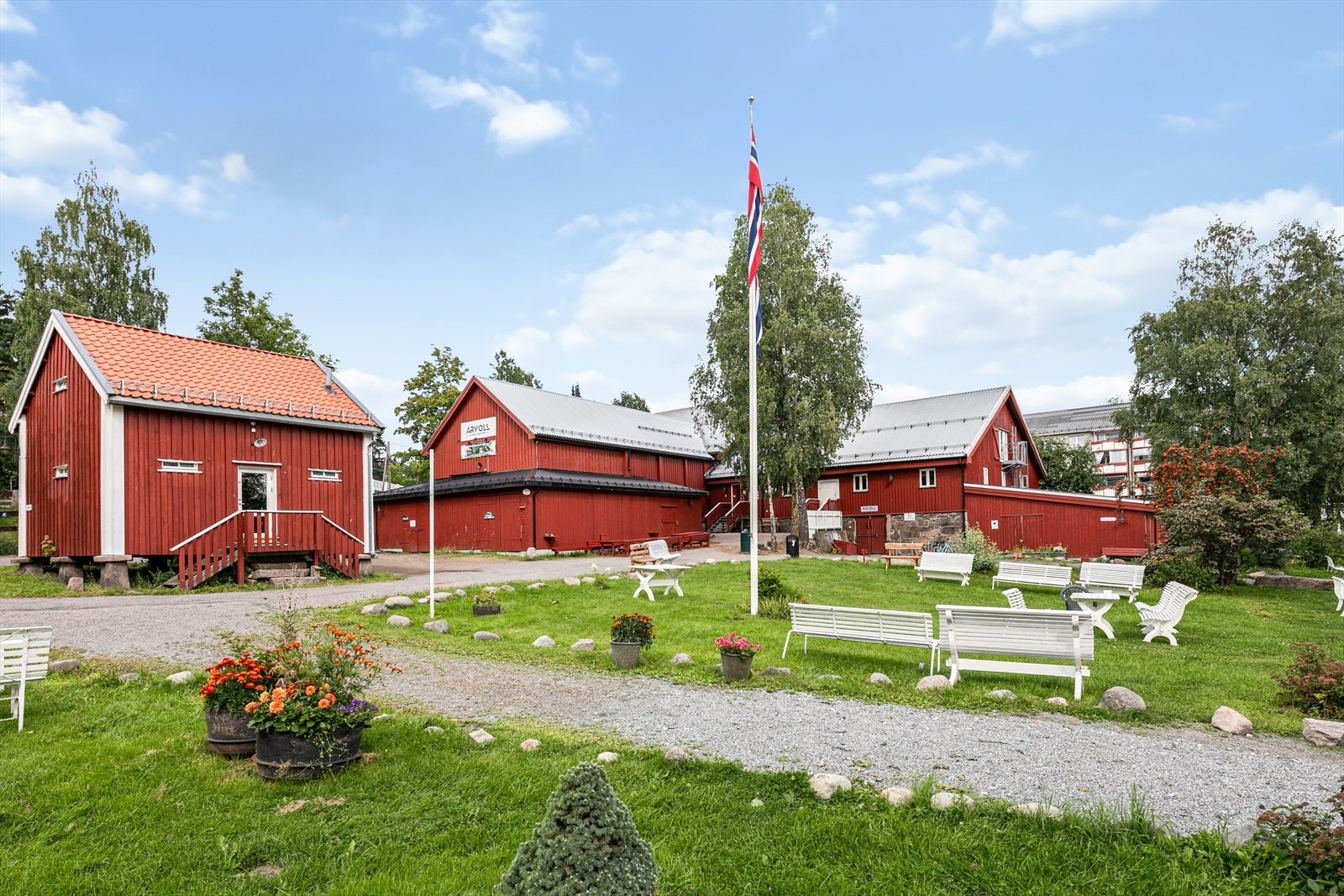 En steinkast unna ligger idylliske Årvollgård. Her er det lett servering for de voksne, samt dyr og andre aktiviteter for de små. Galleribilde