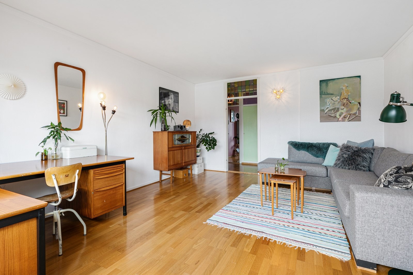 Lys og romslig stue med god plass til sofaseksjon, spiseplass og tilhørende møblement. Galleribilde