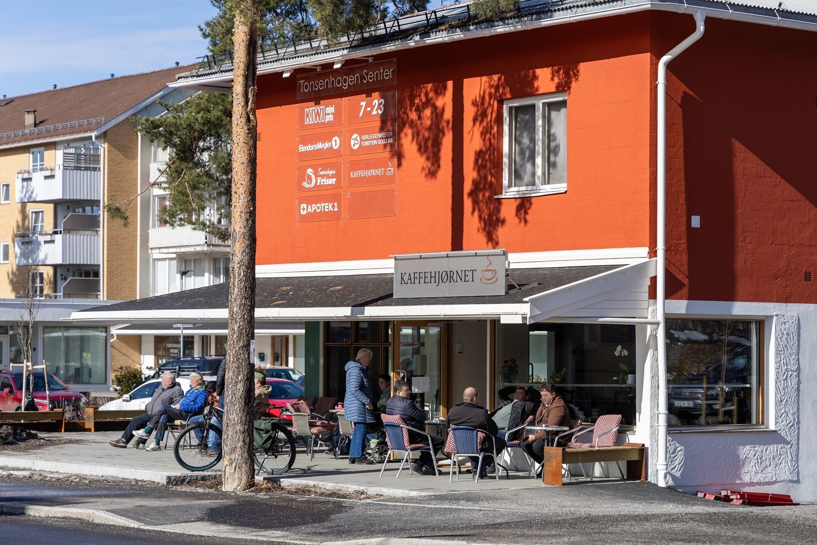 Hyggelig nabolagskafe på Tonsen Torg. Galleribilde