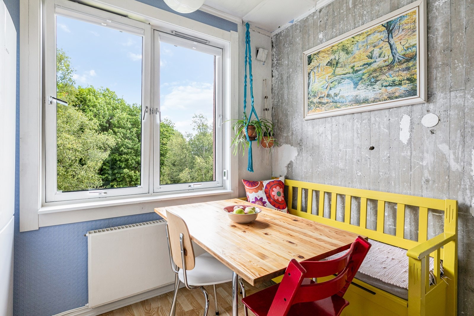Leiligheten ligger i endeblokka, og har flott fritt utsyn mot Årvollgård fra kjøkkenet. Galleribilde