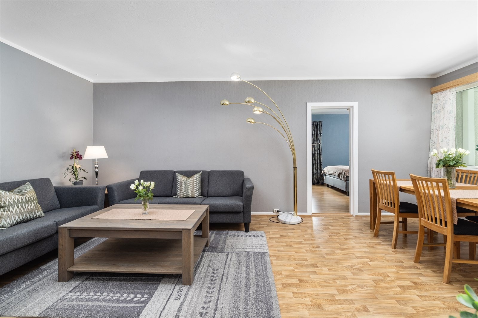 Stuen har god gulv og veggplass Galleribilde